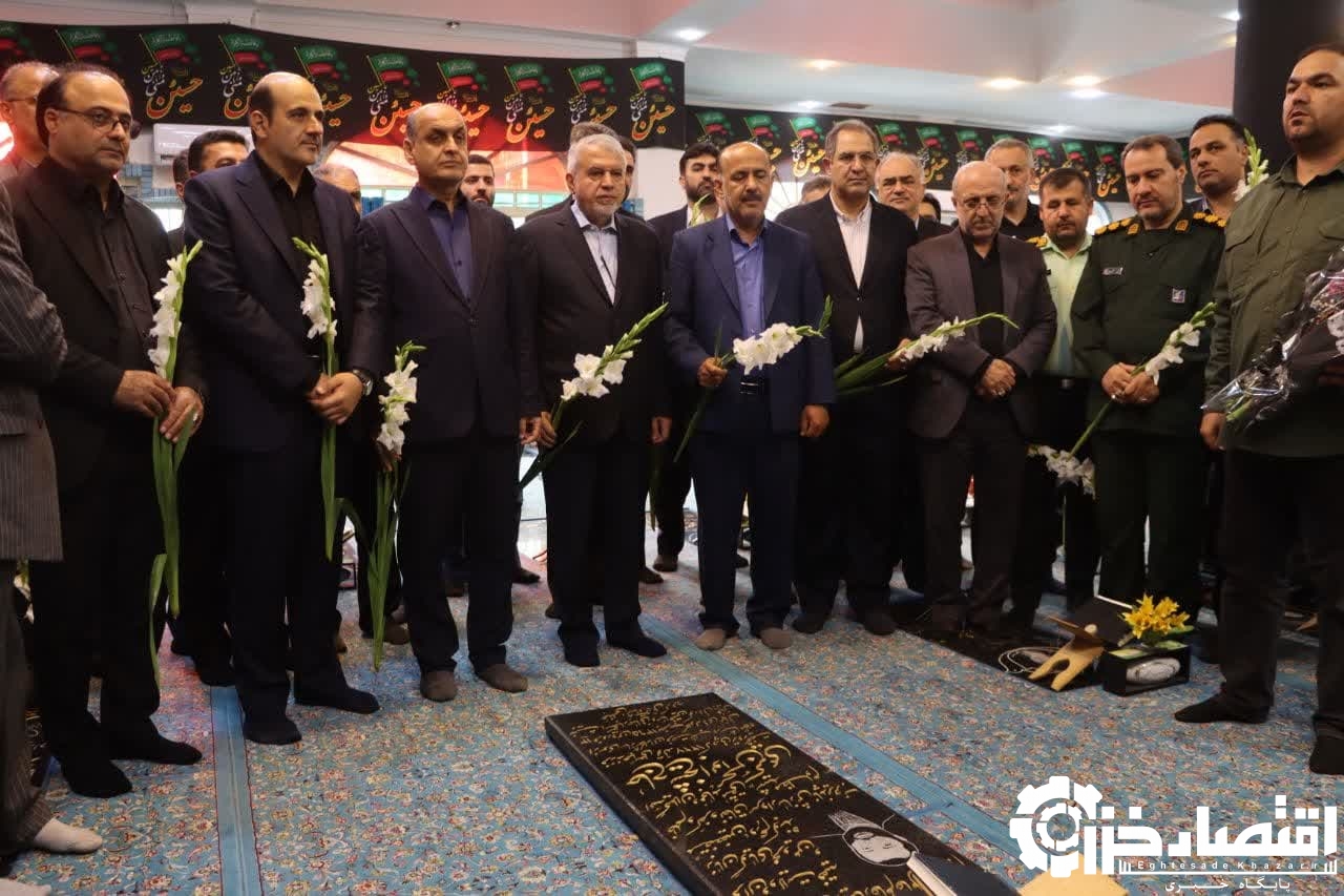 ادای احترام استاندار گیلان و وزیر میراث فرهنگی به شهدای لاهیجان