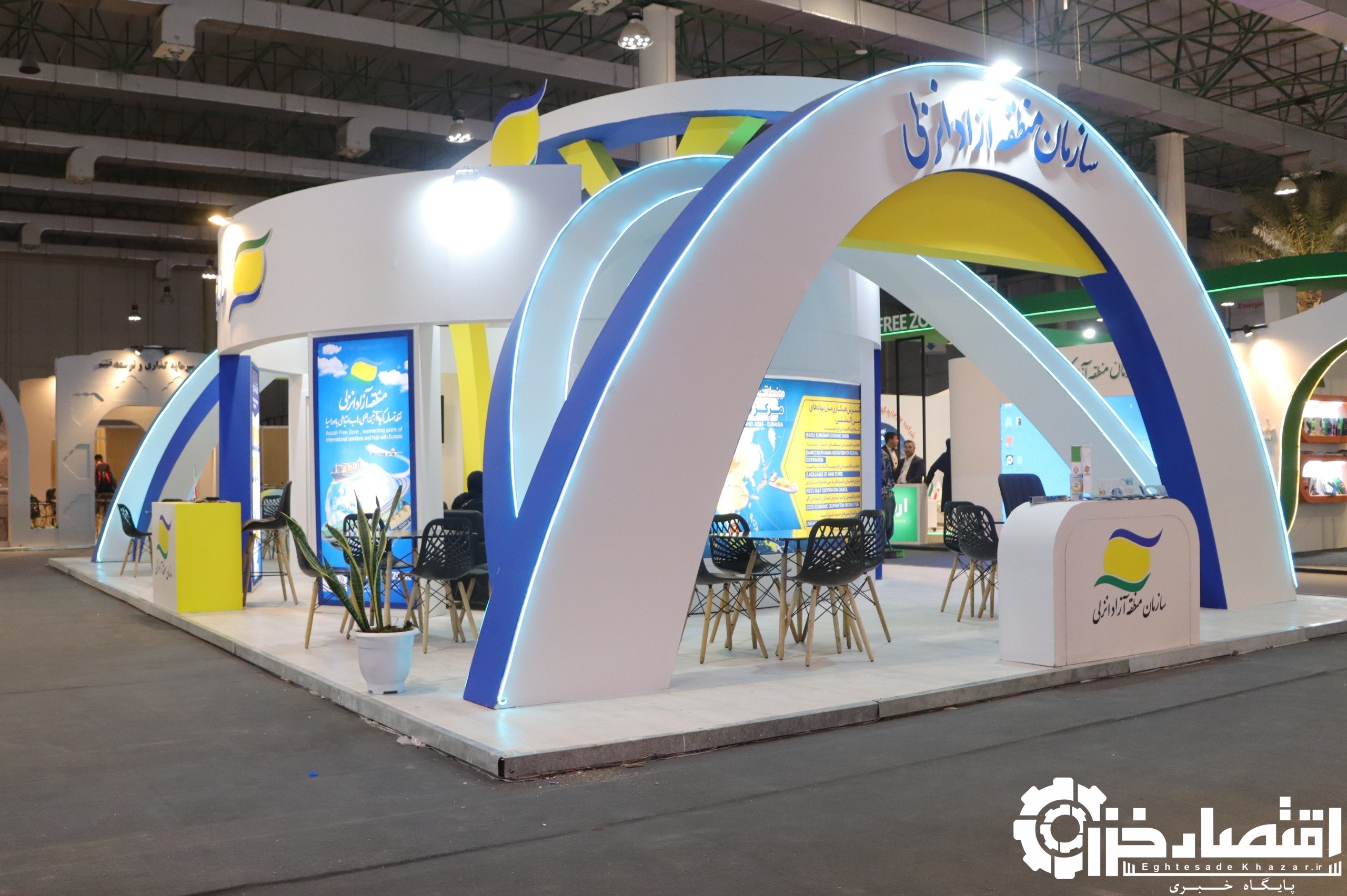 استقبال گسترده مدیران ملی، سفیران و سرمایه‌گذاران از غرفه منطقه آزاد انزلی