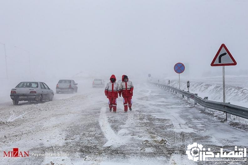 امدادرسانی به حادثه‌دیدگان روستاهای گرفتار در برف گیلان و کرمان