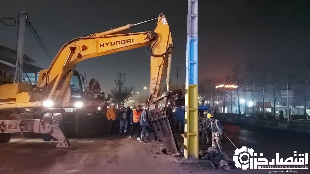 عملیات شبانه کارکنان توزیع برق گیلان برای ایمن‌سازی معبر کنارگذر میدان امام حسین (ع) رشت