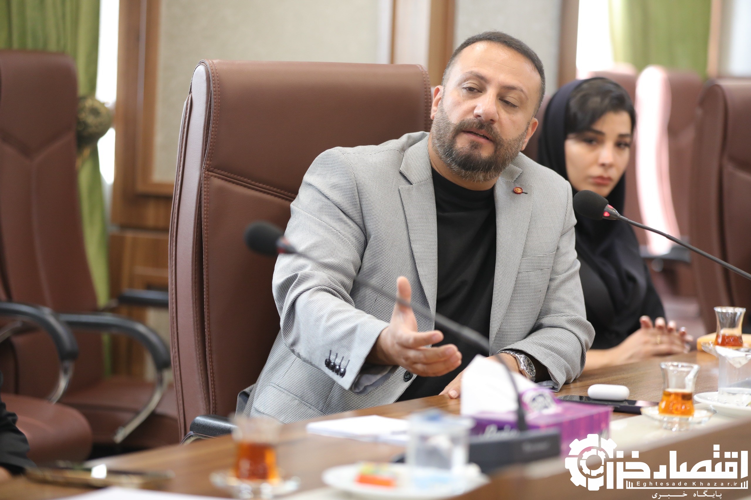 نشست بررسی مسائل و موانع فعالان گردشگری با حضور مدیرعامل سازمان منطقه آزاد انزلی برگزار شد